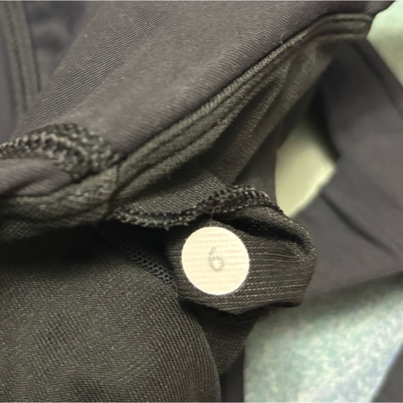LULULEMON  Sports Bra Womens size 6 Black Fitness Gym Workout - Picture 4 of 4